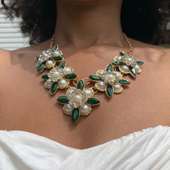 Green and Pearl Flower Necklace - Picture 5 of 8